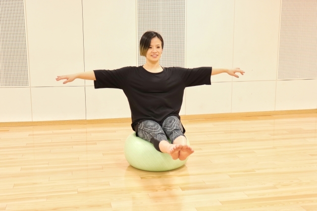 腰痛に効果的なバランスボールの使い方 椅子代わりや体幹トレーニングも Hogugu ホググ