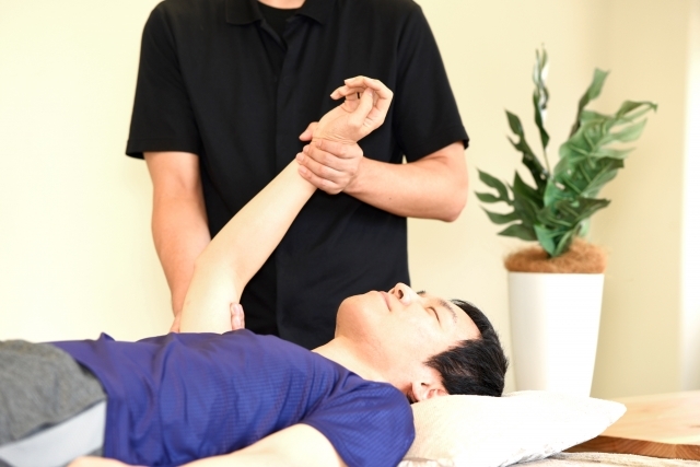 手三里(てさんり)は肩こりに効くツボ!下痢にも効果ある?場所・押し方・効果も | HOGUGU(ホググ)