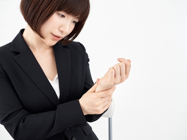 陽谿(ようけい)は目や手首の疲れに効くツボ!位置・効果や押すと痛い原因も | HOGUGU(ホググ)