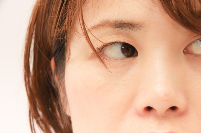 おでこのツボ『陽白(ようはく)』が痛い原因は?効果や場所を解説! | HOGUGU(ホググ)